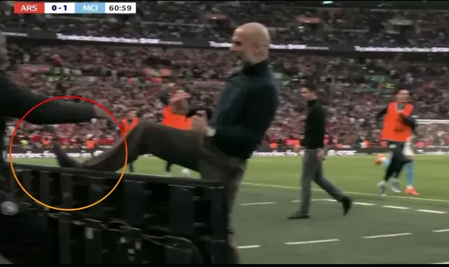HLV Pep Guardiola khiến CĐV bất ngờ vì phản ứng đầy cảm xúc