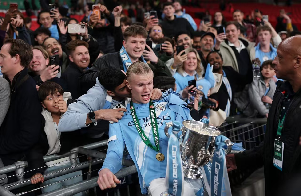 Erling Haaland đã được một fan nam hôn!