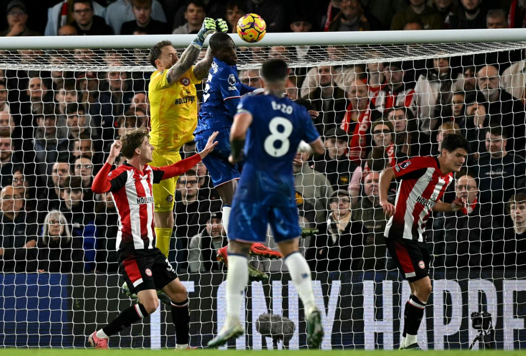 Man United khai thác điểm yếu Brentford, cánh cửa Champions League rộng mở