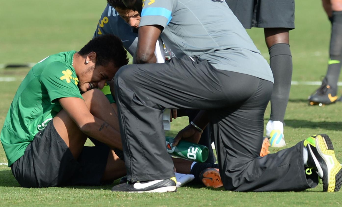 Neymar gặp vấn đề sớm khi hội quân: Brazil đối mặt nỗi lo lớn